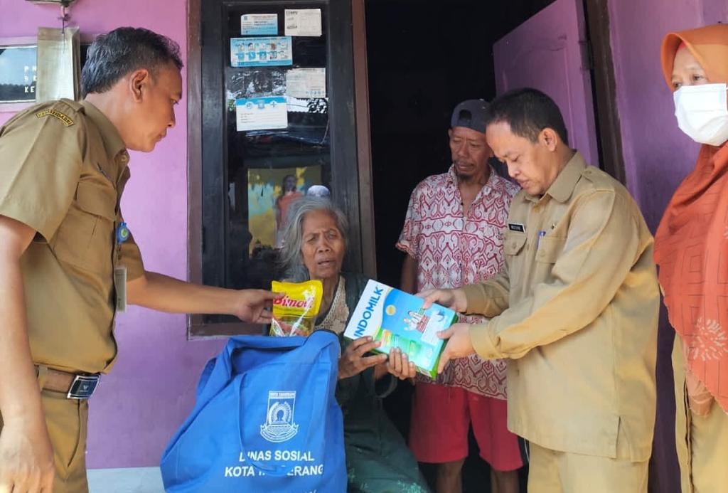 IMG-dinsos-kota-tangerang-salurkan-bantuan-permakanan-ke-1-298-lansia