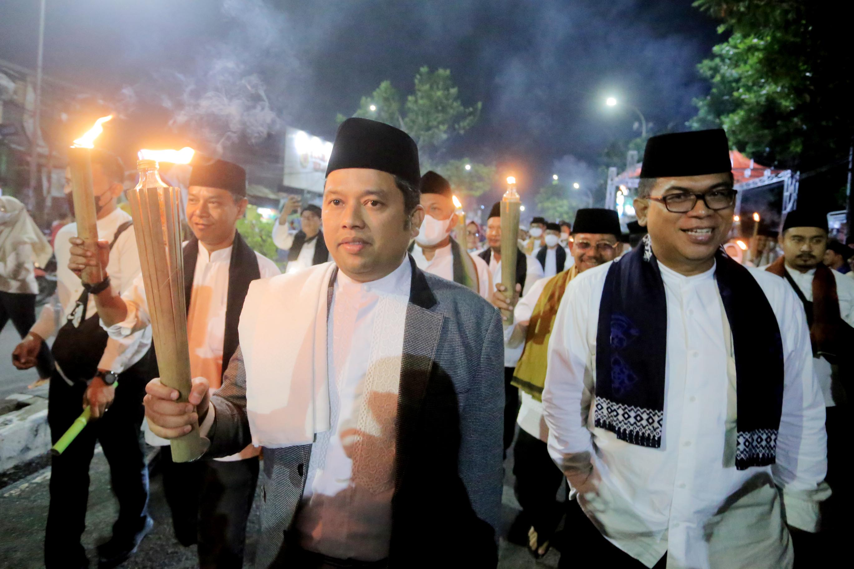 IMG-ribuan-peserta-pawai-obor-meriahkan-pembukaan-festival-maulid-2022