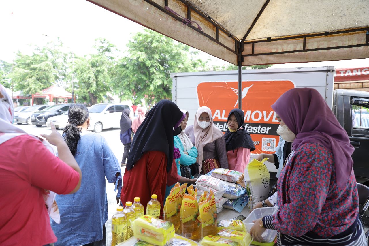 IMG-bazar-sembako-murah-disperindagkop-ukm-berhasil-lakukan-penjualan-hingga-rp260-juta