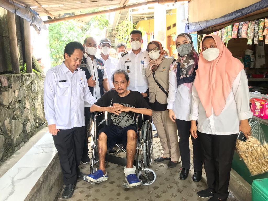 IMG-tingkatkan-kualitas-hidup-dinsos-kota-tangerang-bagikan-kursi-roda-ke-penyandang-disabilitas