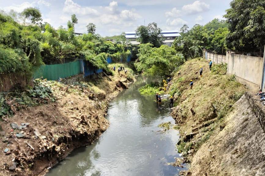 IMG-antisipasi-banjir-tim-pemeliharan-taman-lakukan-pemangkasan-pohon-di-bantaran-kali-sabi