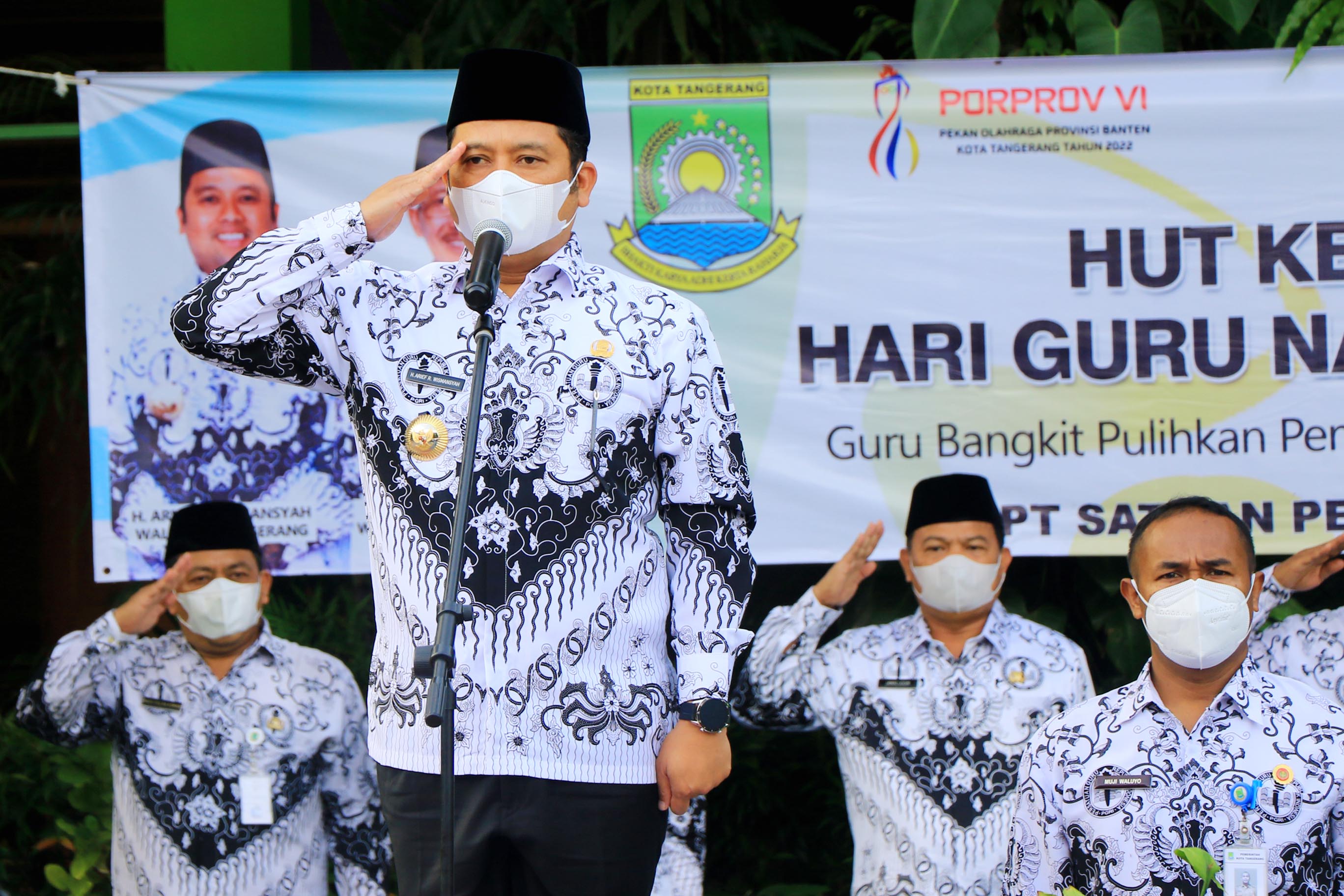 IMG-wali-kota-jadi-pembina-upacara-pada-peringatan-hut-pgri-ke-77-dan-hari-guru-nasional-tahun-2022
