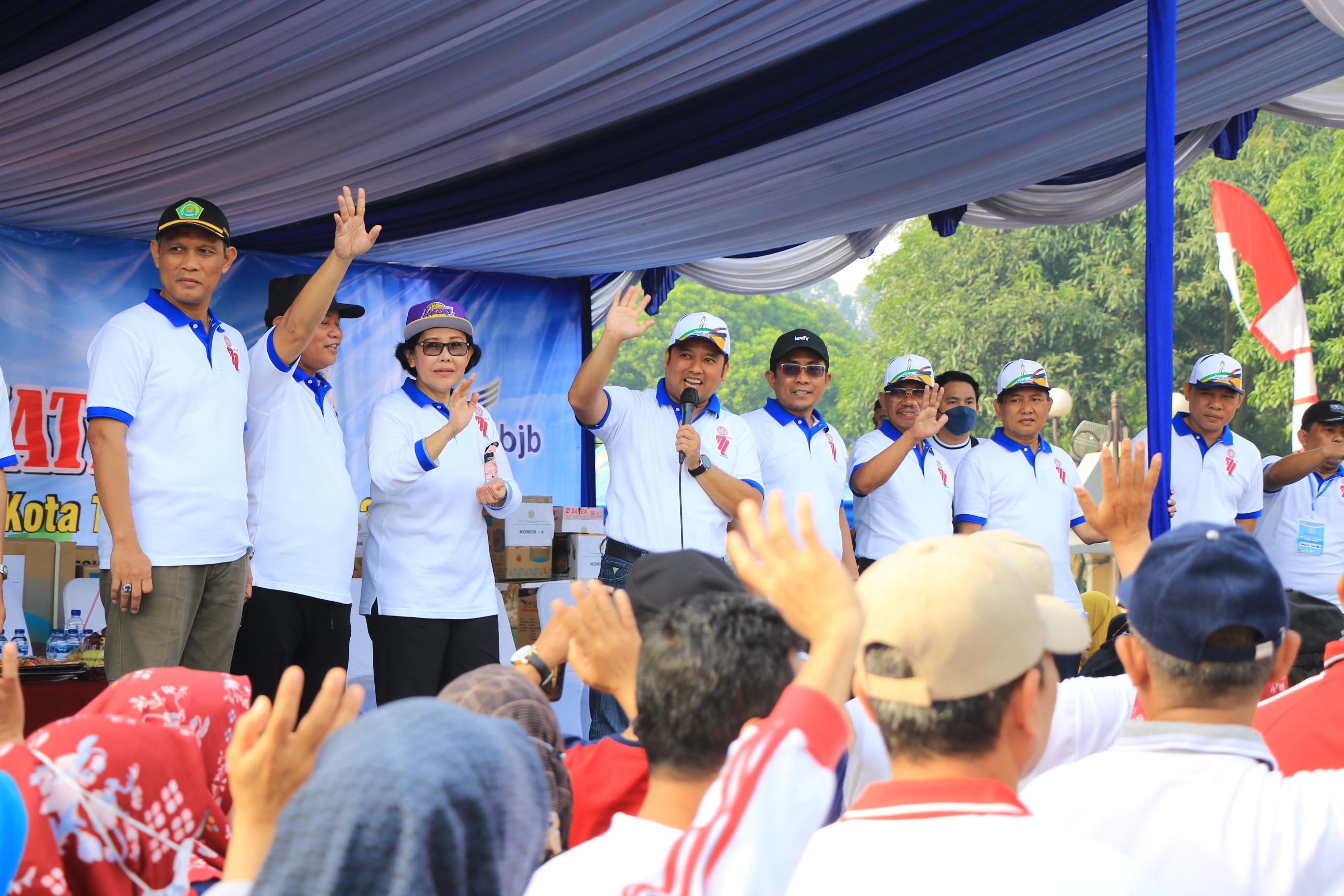 IMG-peringati-hgn-dan-hut-pgri-puluhan-ribu-guru-semangat-dan-kompak-ikuti-gerak-jalan