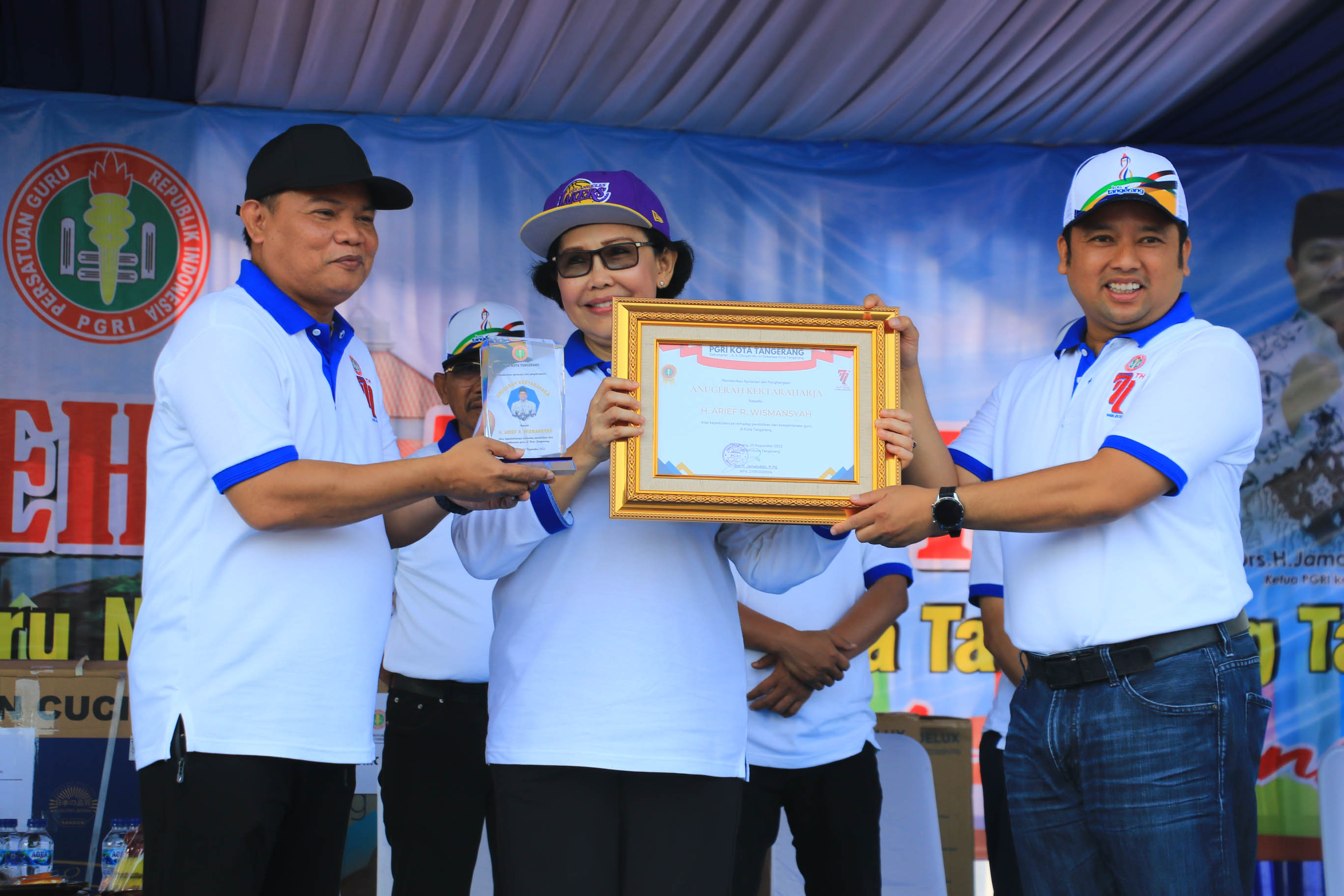 IMG-arief-terima-anugerah-kertaraharja-dari-pgri-atas-kepedulian-kepada-guru
