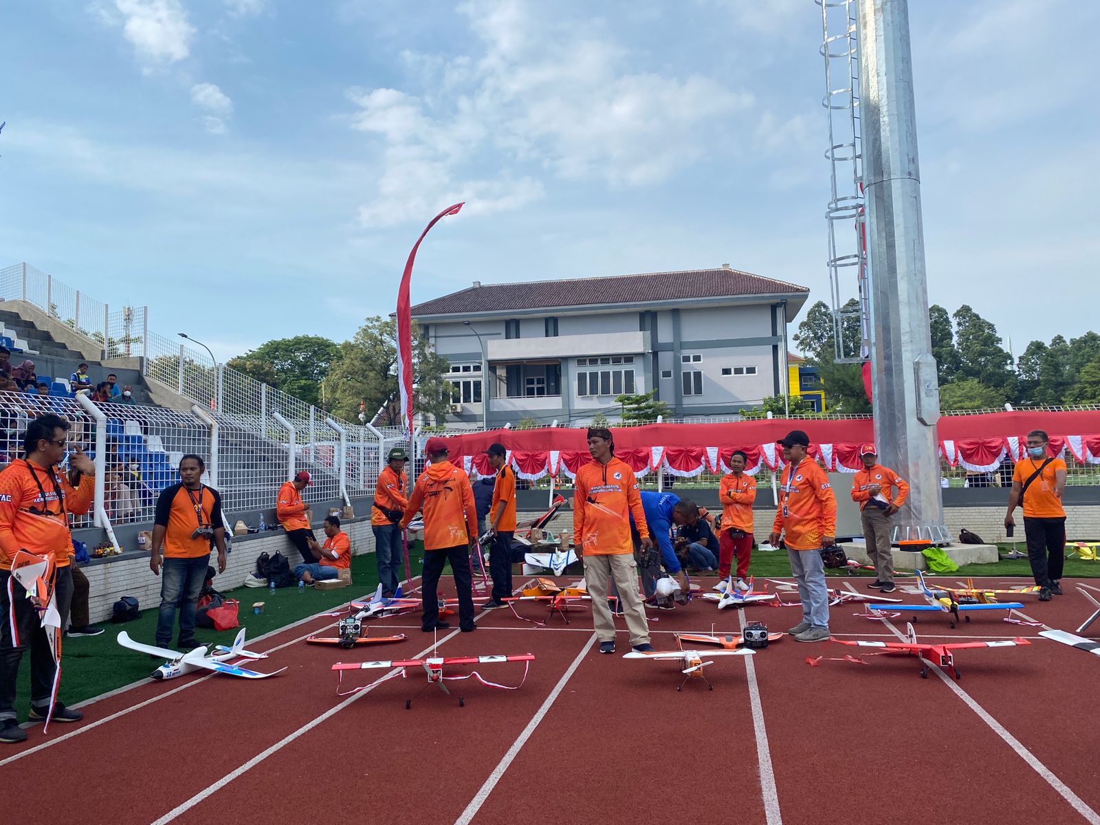 IMG-keren-pesawat-aeromodelling-ramaikan-langit-stadion-benteng-reborn-pada-penutupan-porprov-vi-banten