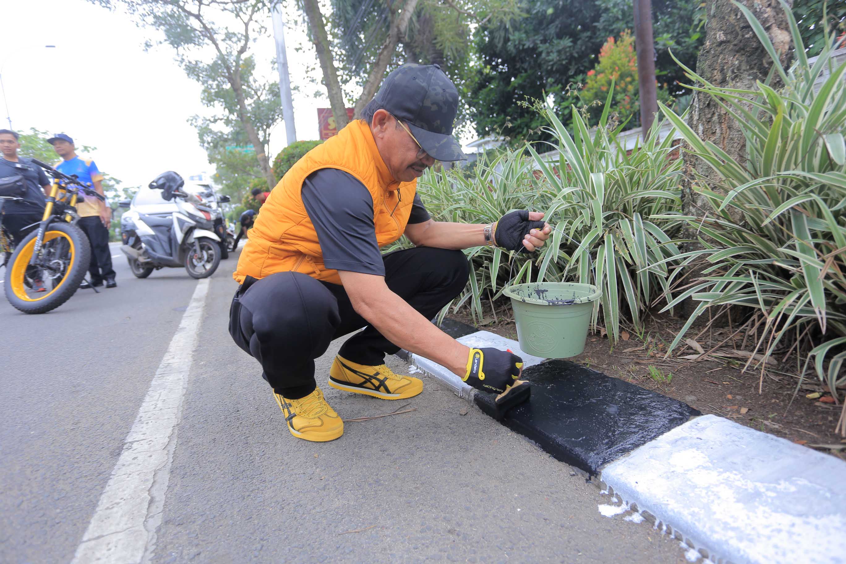 IMG-sambil-bersepeda-sachrudin-pantau-pengecatan-kanstin