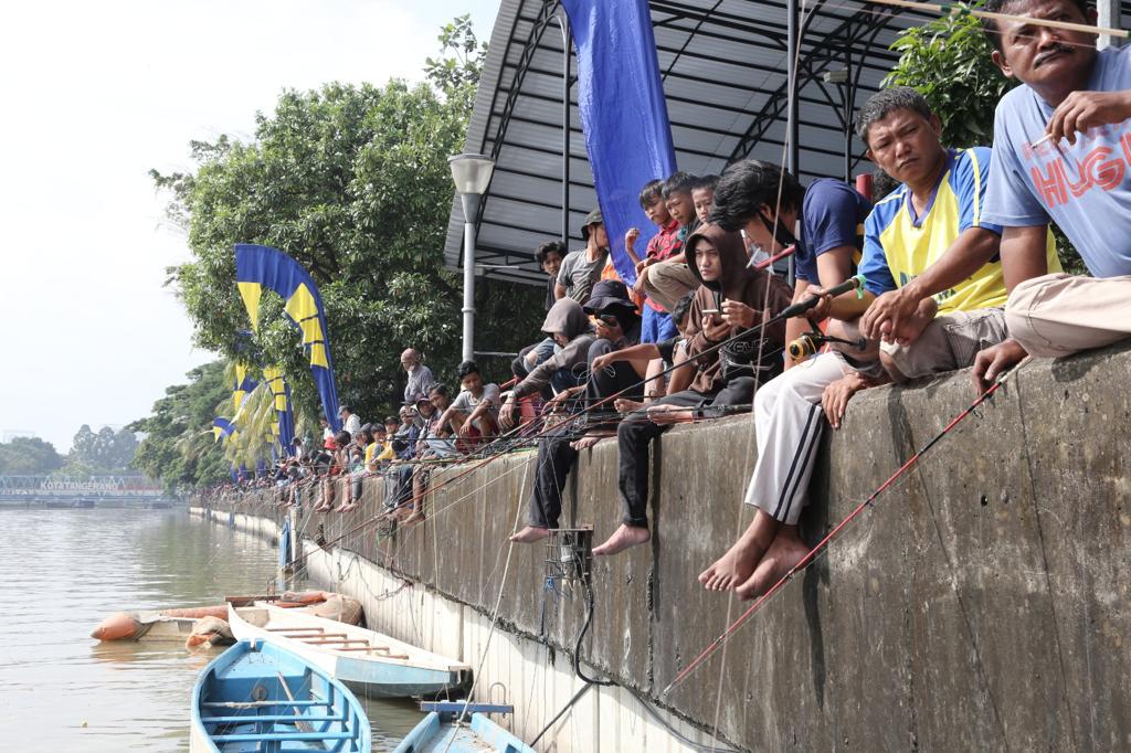 IMG-rayakan-hut-kota-tangerang-ke-30-ribuan-warga-mancing-bareng-di-sungai-cisadane