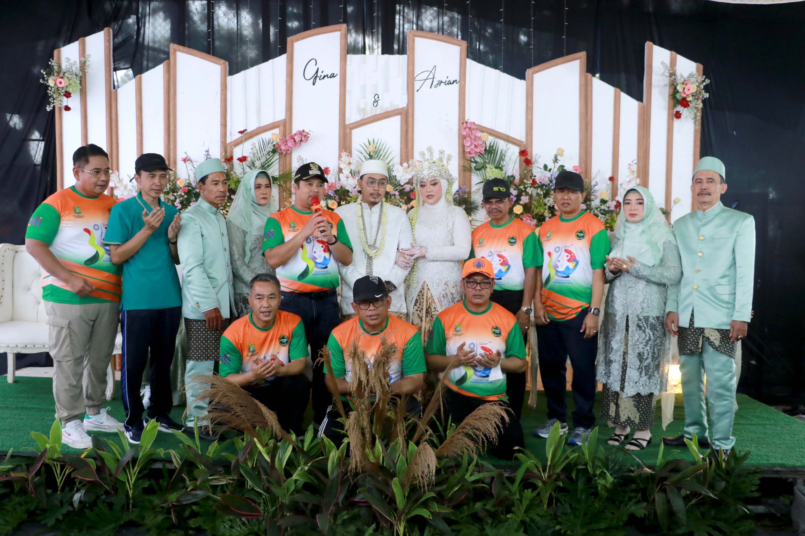 IMG-arief-berikan-kejutan-di-hajatan-warga