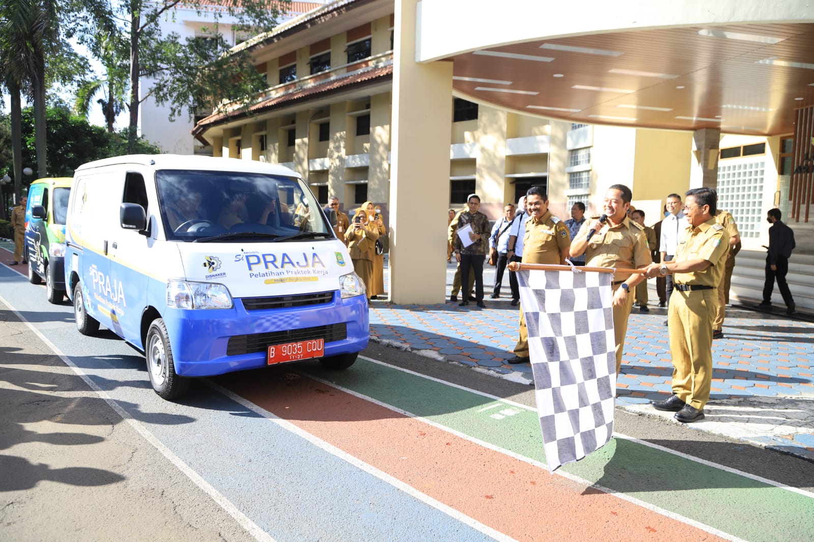 IMG-tingkatkan-pelatihan-kerja-disnaker-luncurkan-mobil-si-praja