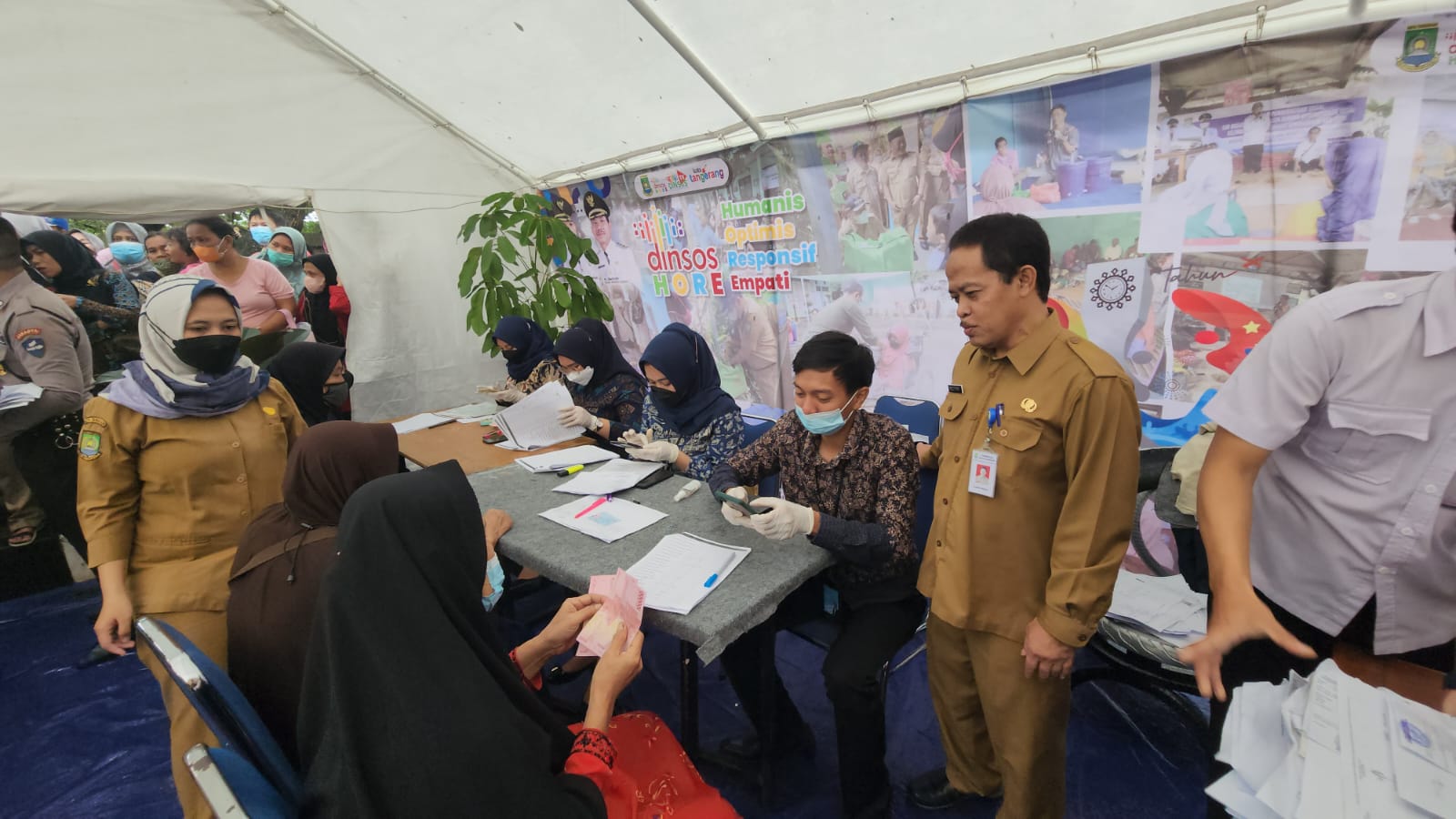 IMG-di-pekan-raya-kota-tangerang-dinsos-salurkan-bst-ke-3-550-warga