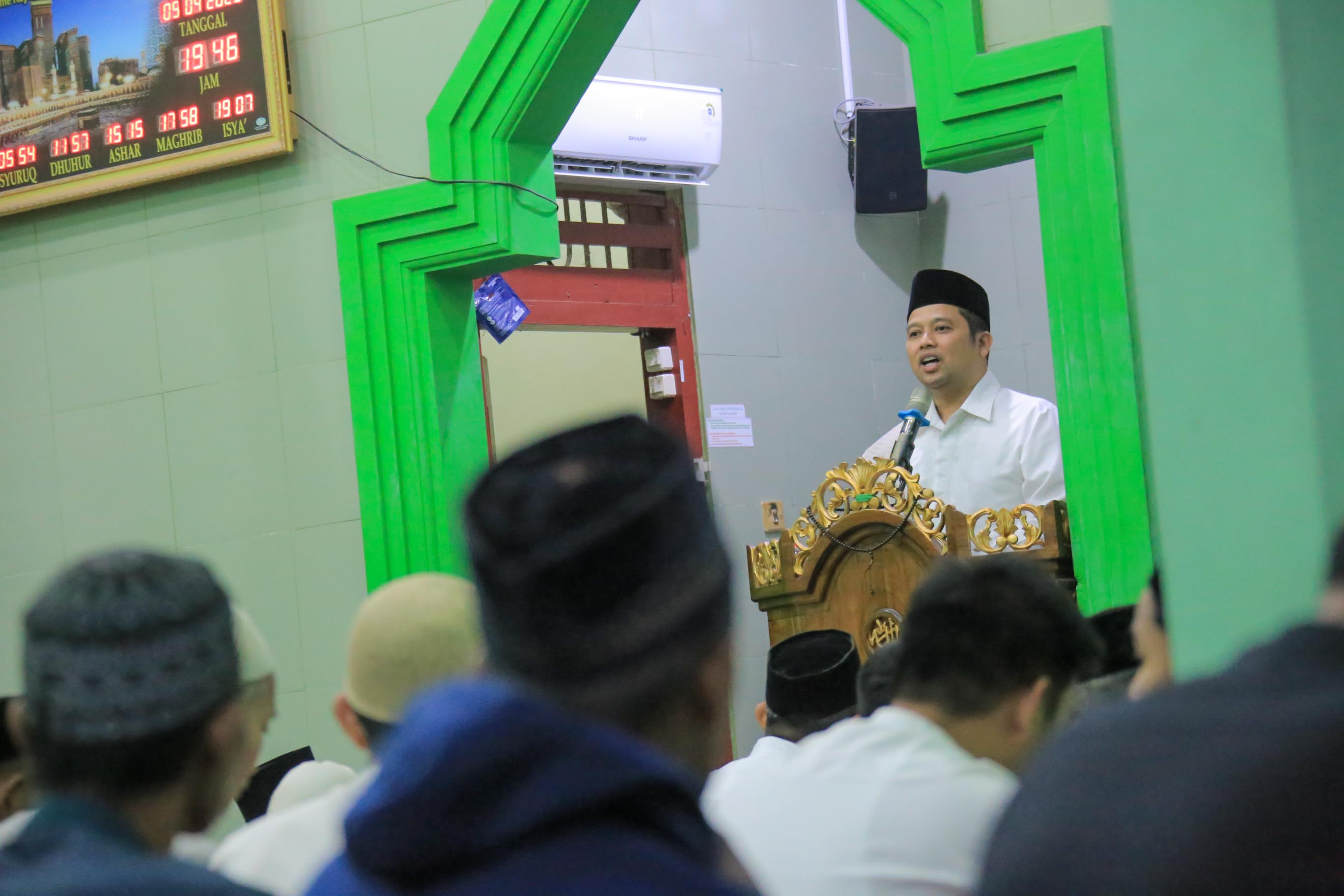 IMG-tarawih-bareng-warga-karawaci-arief-ajak-masyarakat-makmurkan-masjid