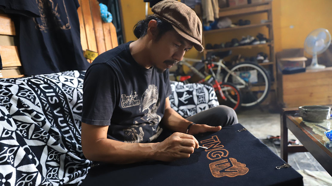 IMG-inspiratif-dedi-jauhari-warga-pinang-yang-berbisnis-kaos-lukis-estetik-dari-cairan-pemutih