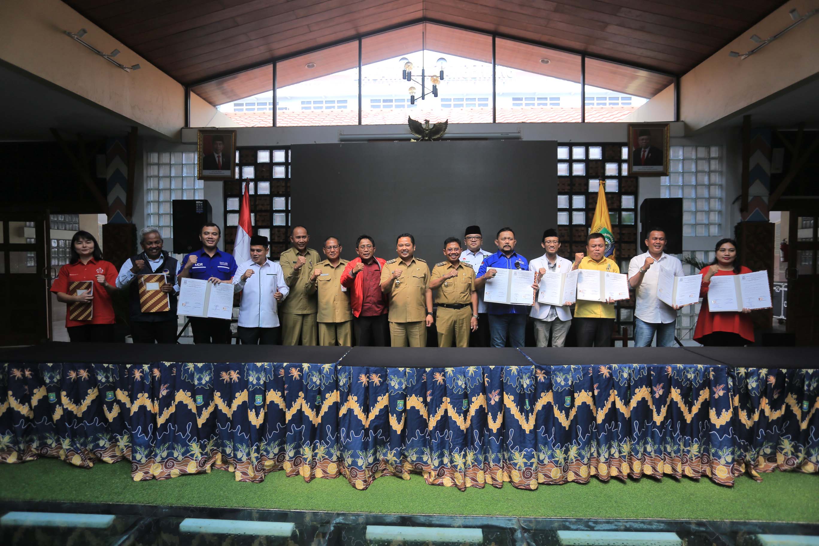 IMG-pesan-wali-kota-saat-serahkan-hibah-bantuan-parpol