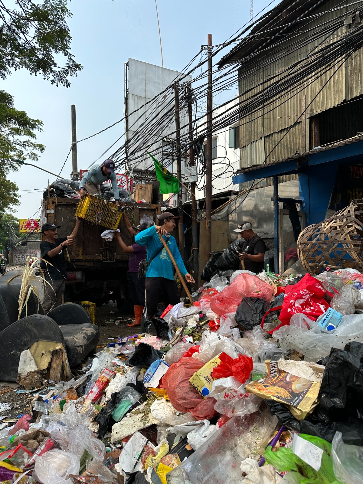 IMG-pemkot-tangerang-ajak-warga-berkolaborasi-atasi-penumpukan-sampah-di-pasar-rubuh