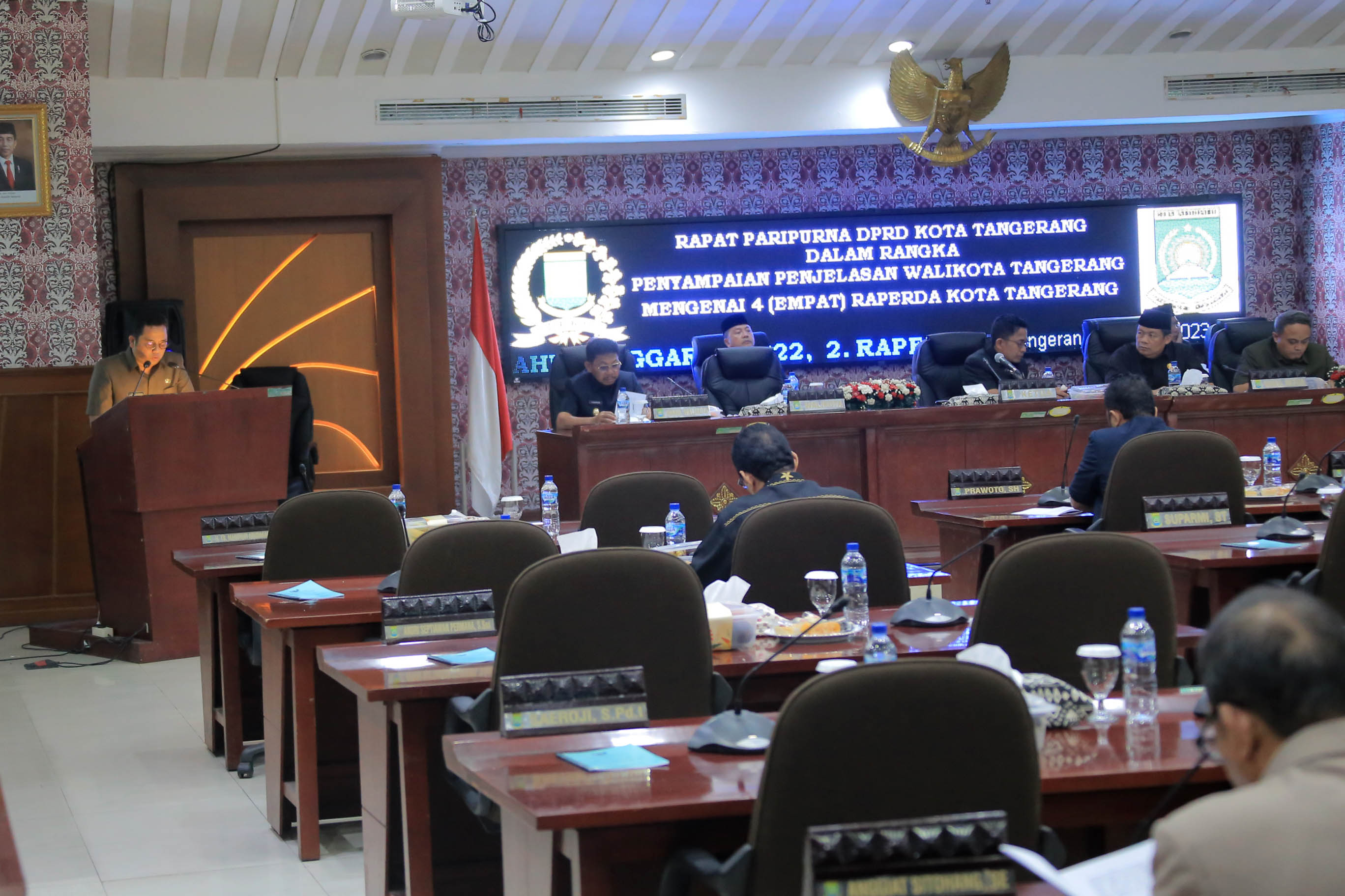 IMG-wali-kota-sampaikan-penjelasan-atas-empat-raperda-kota-tangerang