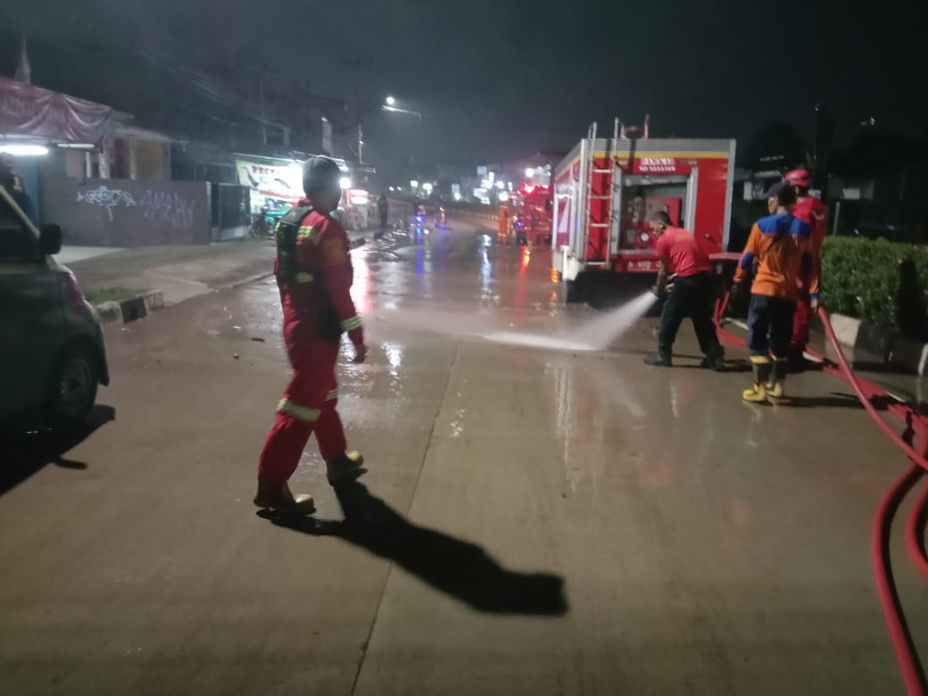 IMG-tangani-debu-atau-tanah-di-jalan-hasyim-ashari-cipondoh-bpbd-kota-tangerang-siagakan-petugas-setiap-malam