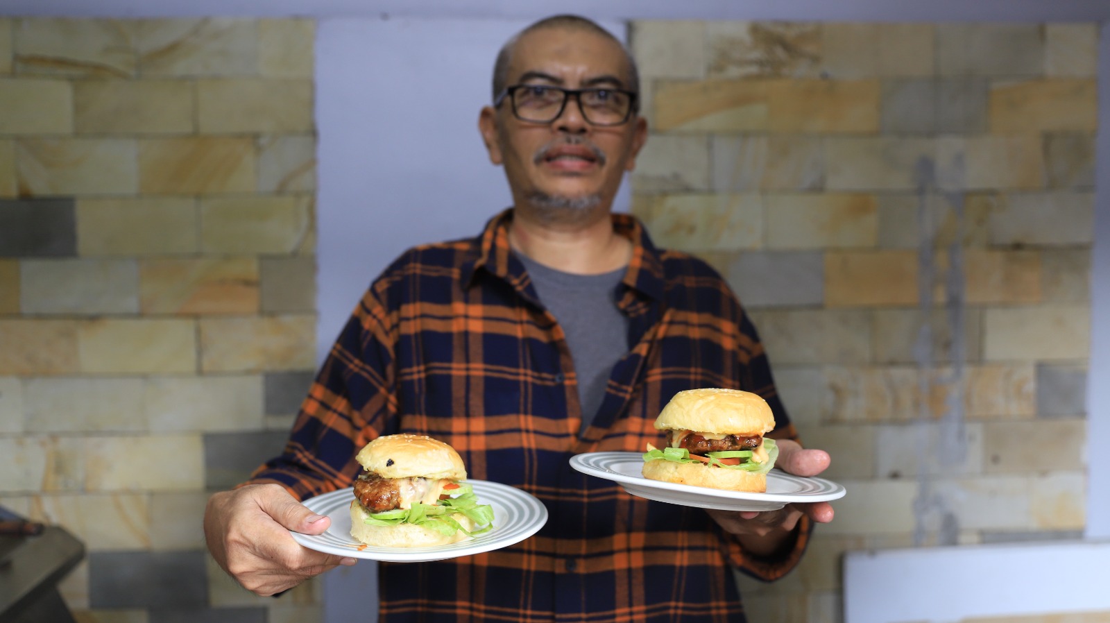 IMG-daging-tebal-murah-halal-pula-burger-donat-lonecum-kota-tangerang-wajib-dicoba