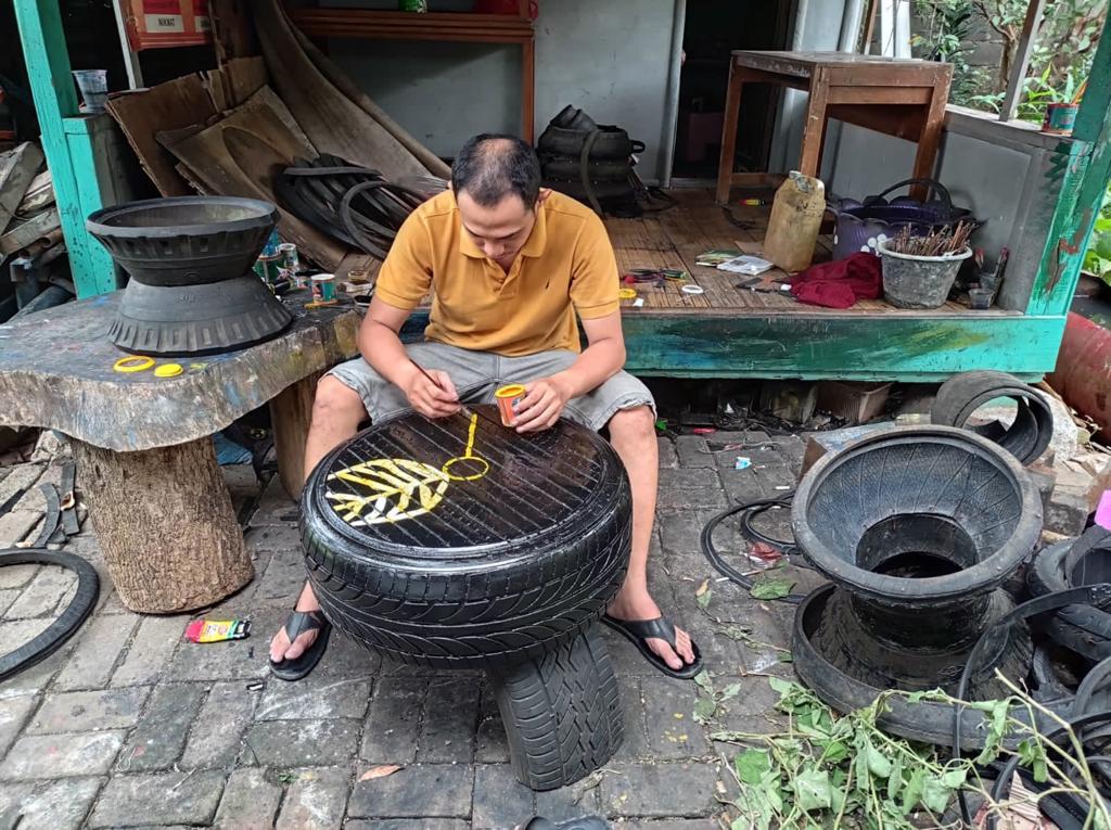 IMG-kim-karawaci-kota-tangerang-sukses-olah-ban-bekas-jadi-cuan