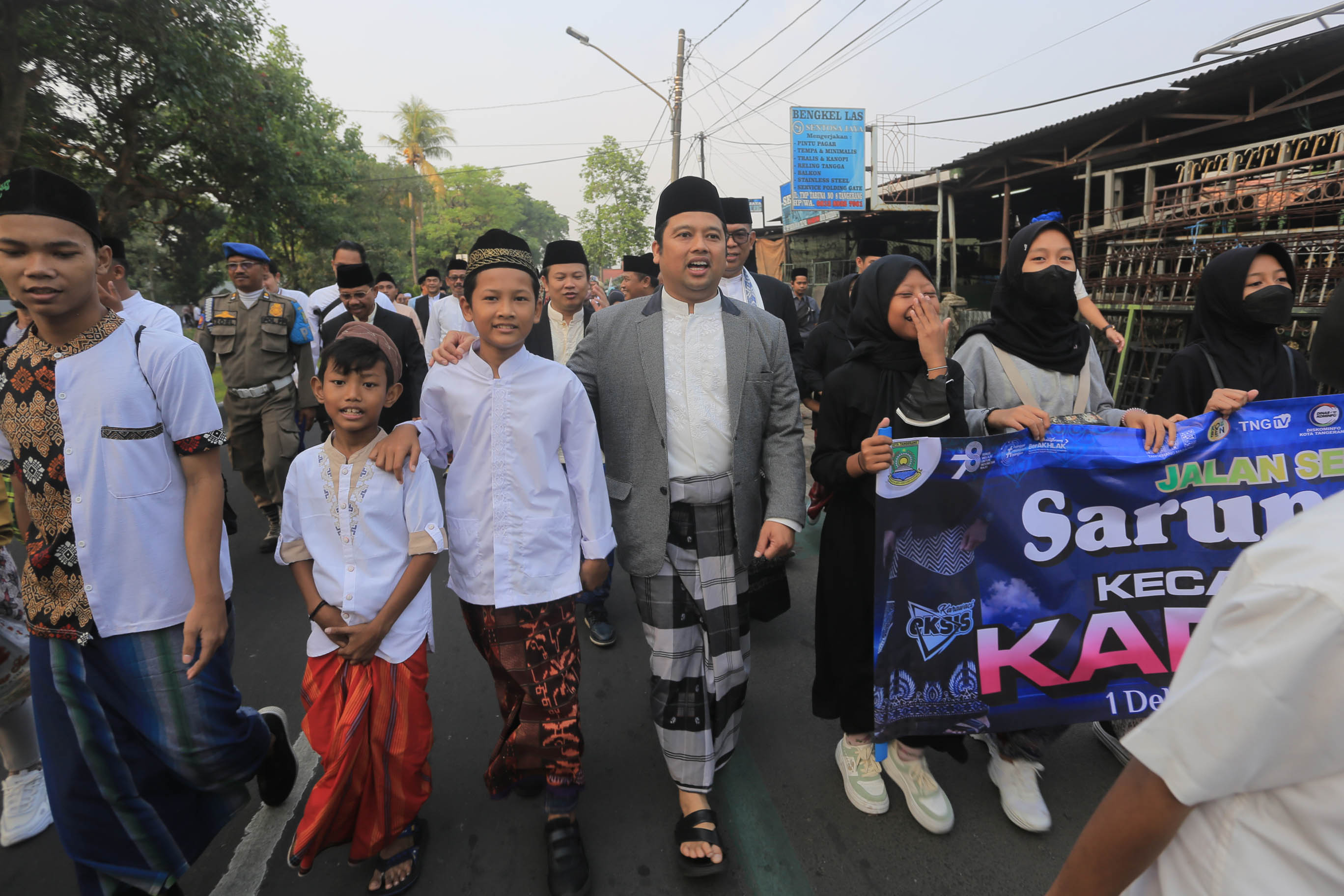 IMG-wali-kota-bersama-ribuan-masyarakat-jalan-santai-sarungan