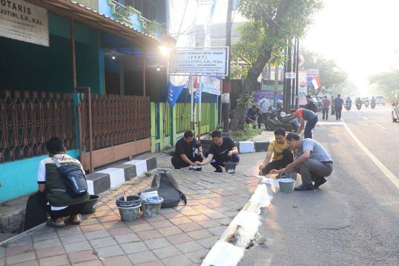 IMG-sambut-hut-ke-78-ri-pegawai-pemkot-tangerang-lakukan-pengecatan-kanstin-jalan