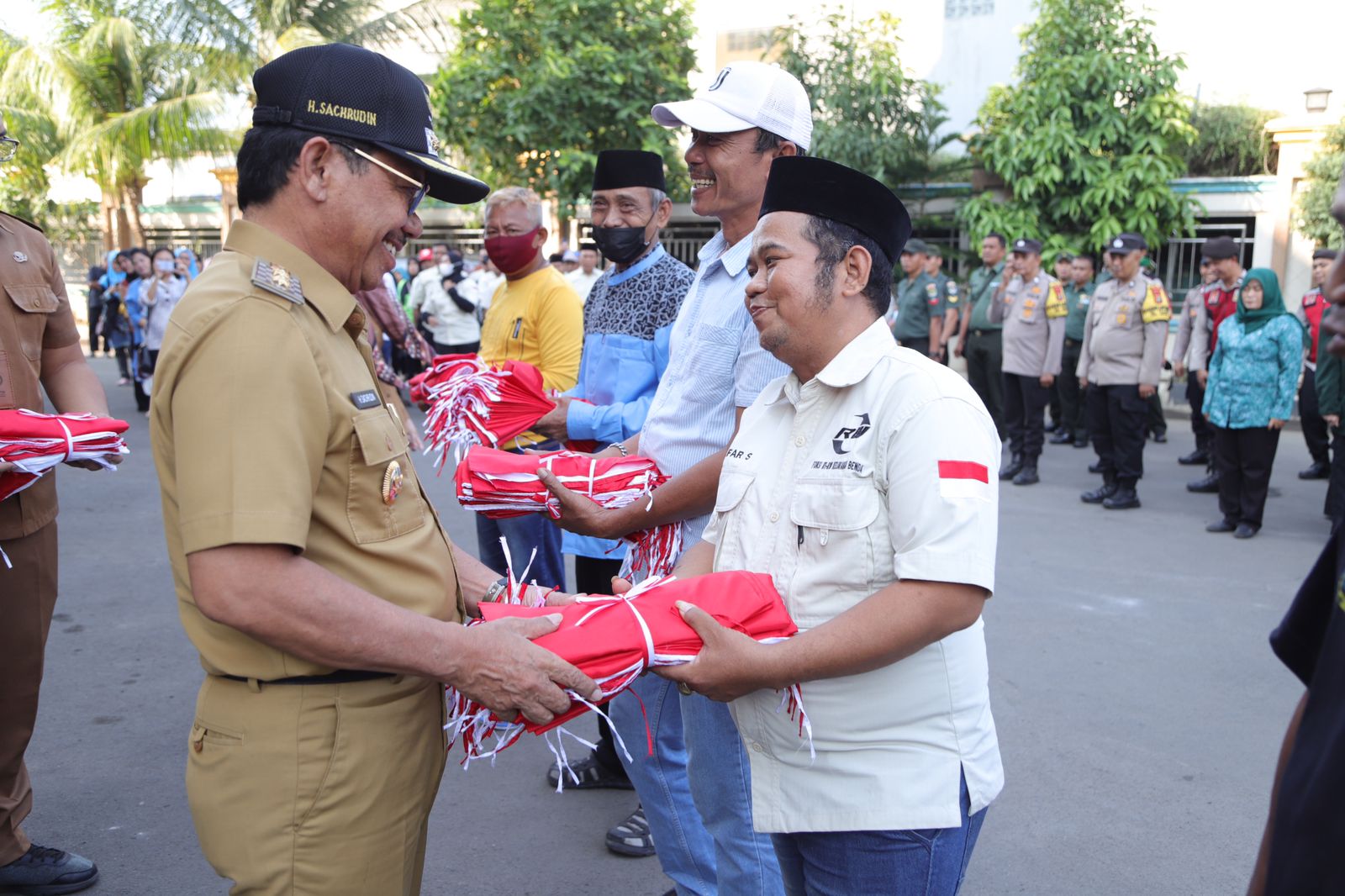 IMG-sambut-kemerdekaan-kecamatan-benda-gelar-apel-pembagian-1-000-bendera-merah-putih