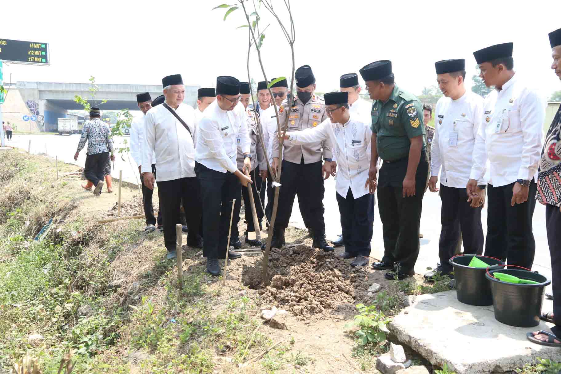 IMG-kecamatan-benda-kurangi-polusi-udara-melalui-gerakan-penghijauan