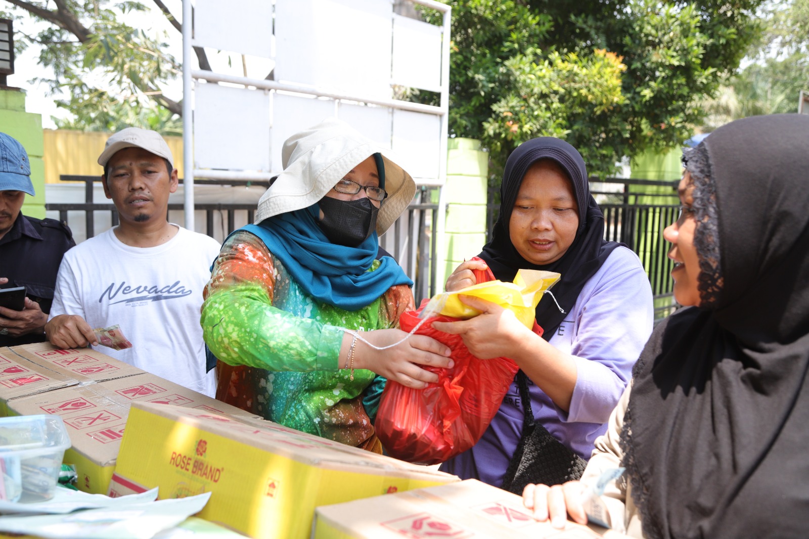 IMG-sediakan-beras-dan-minyak-murah-warga-sambut-meriah-gelar-pangan-murah-kota-tangerang