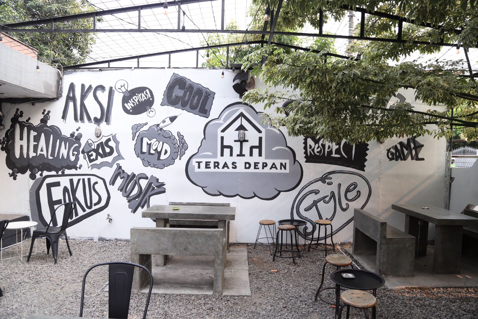 IMG-nongkrong-homey-di-teras-depan-coffee-and-resto-kota-tangerang