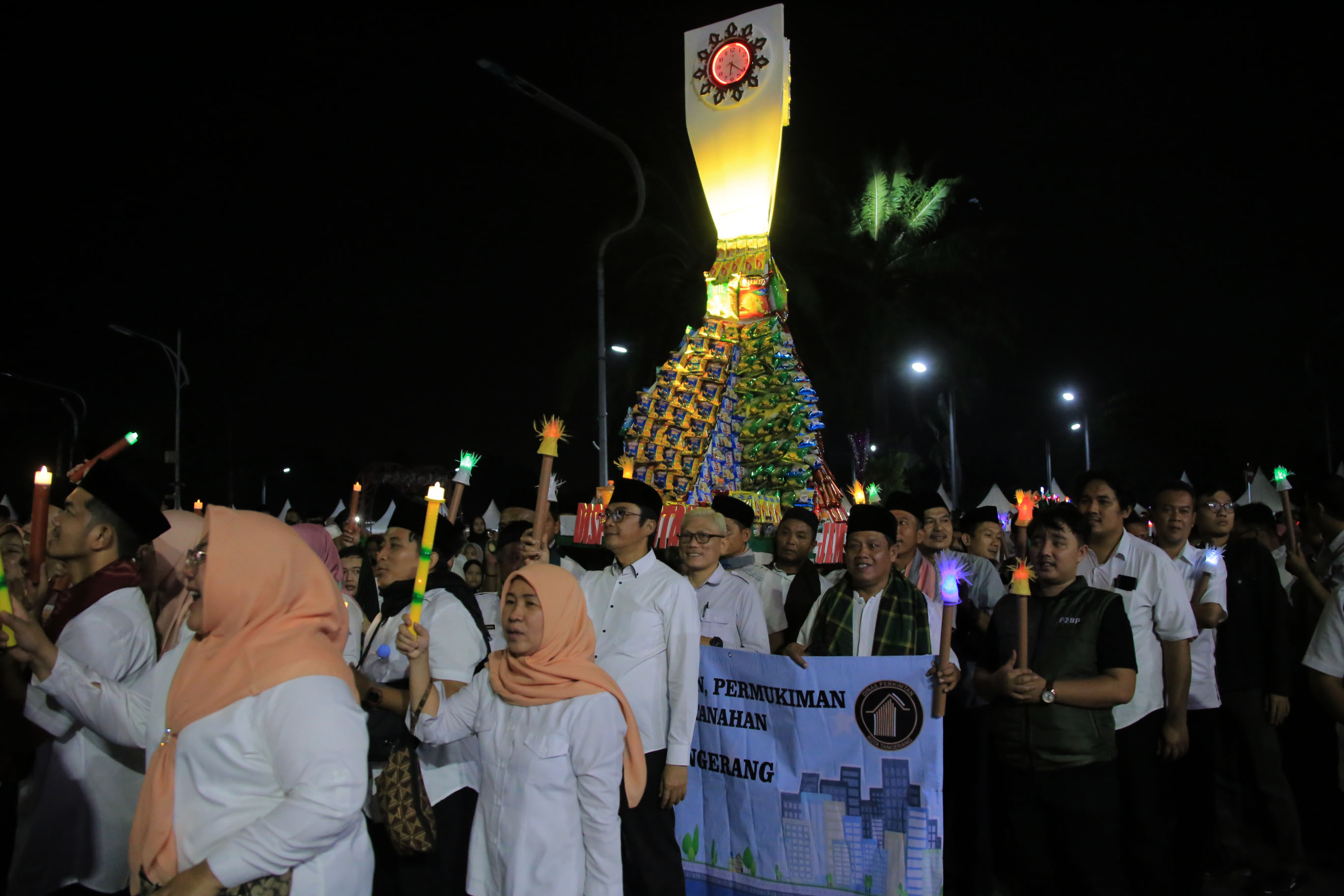 pawai-obor-elektrik-dan-gunungan-meriahkan-pembukaan-festival-maulid-2023