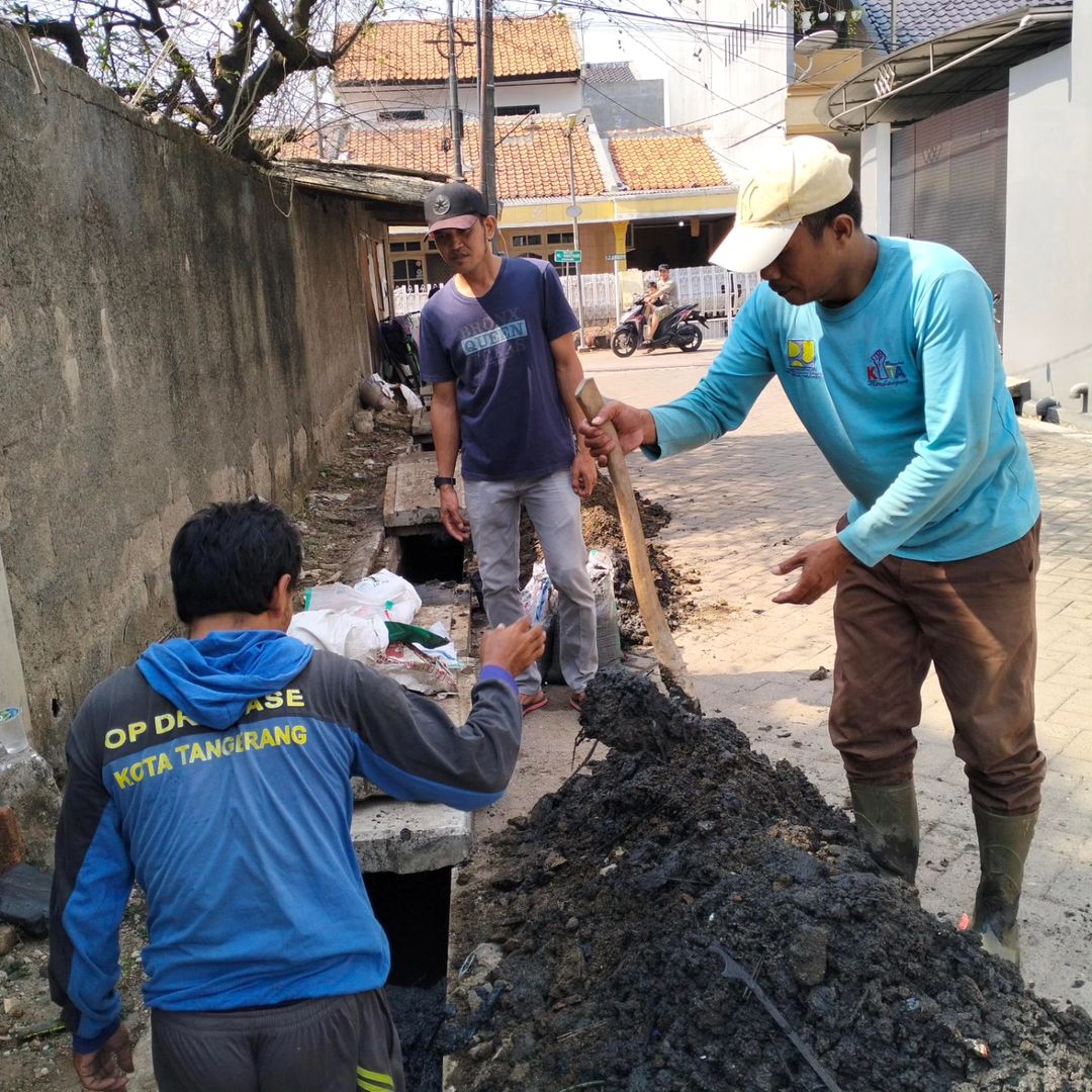 IMG-antisipasi-banjir-pemkot-tangerang-lakukan-normalisasi-drainase-bersama-warga