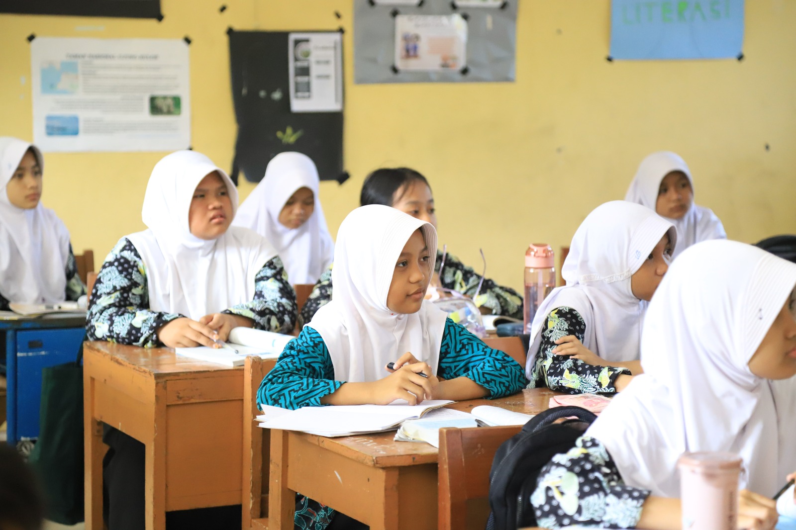 IMG-hari-batik-nasional-sekolah-hingga-pelayanan-publik-di-kota-tangerang-kompak-kenakan-batik
