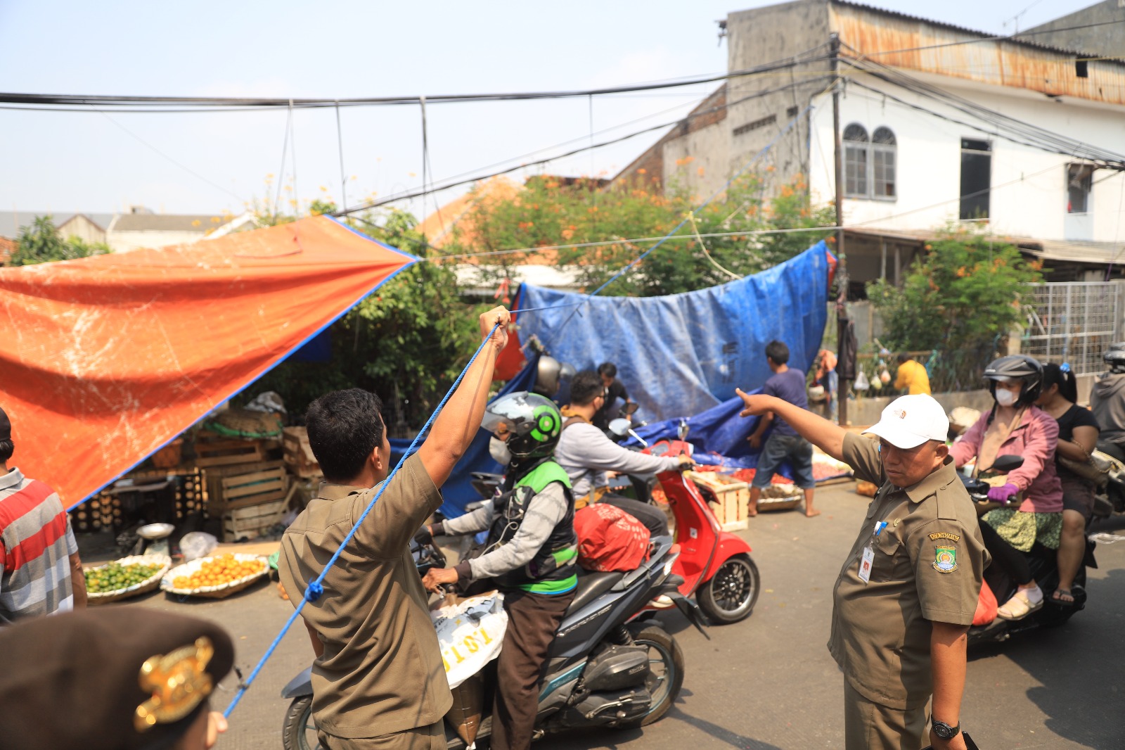 IMG-tegakkan-aturan-satpol-pp-kota-tangerang-tertibkan-pkl-hingga-baliho-liar-di-jalur-strategis