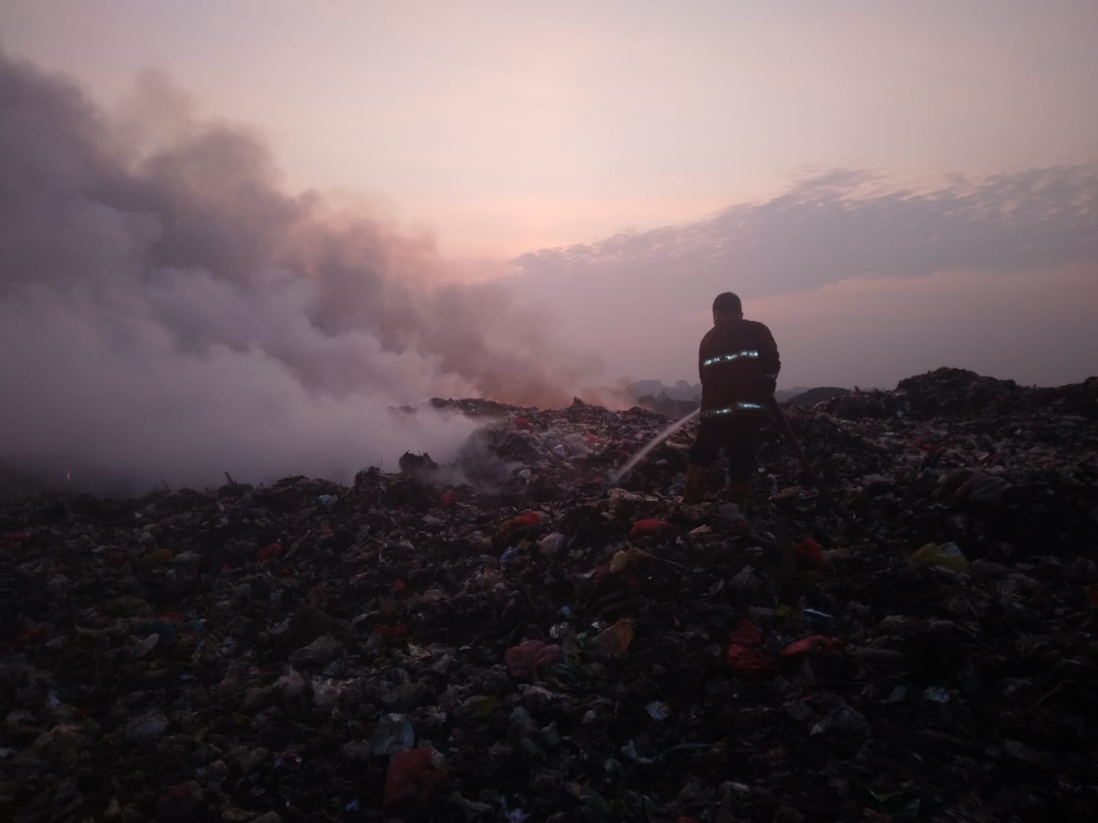 IMG-cerita-warga-melihat-perjuangan-petugas-padamkan-api-tpa-rawa-kucing-tak-gentar-non-stop-tanpa-henti
