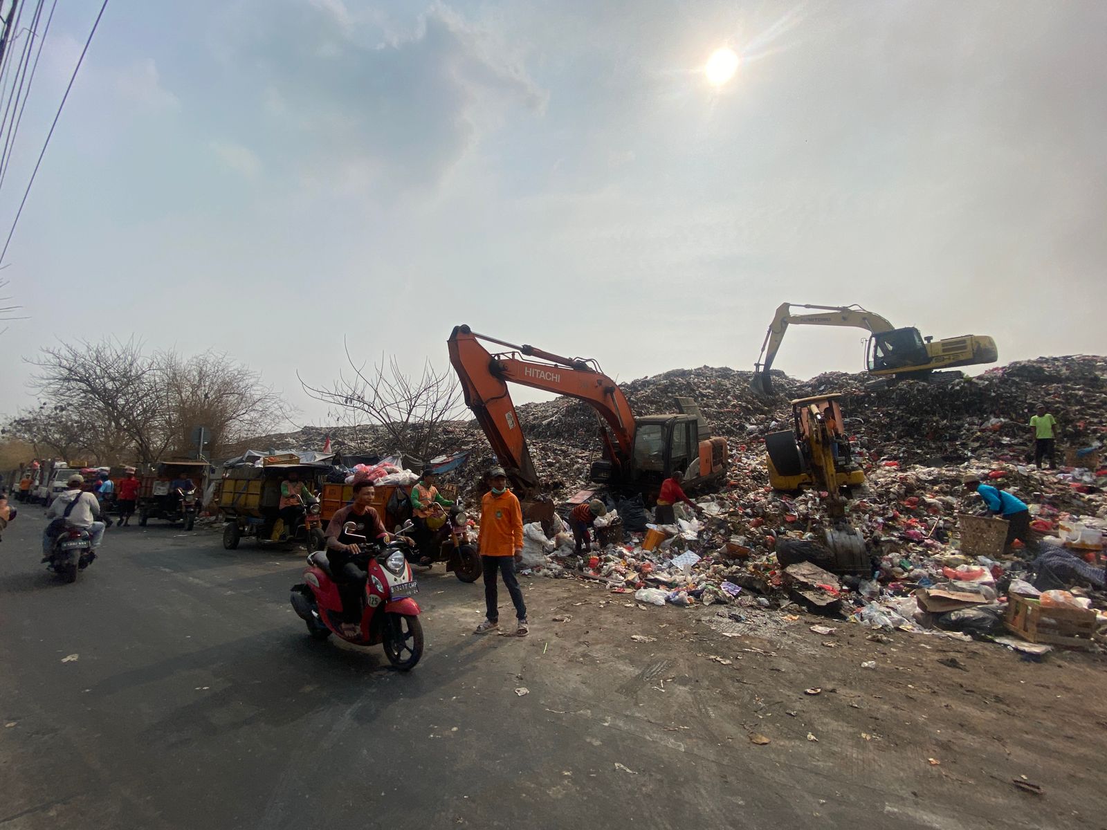 IMG-penanganan-tpa-rawa-kucing-memasuki-hari-ke-empat-pengangkutan-sampah-tim-dlh-kota-tangerang-tetap-berjalan