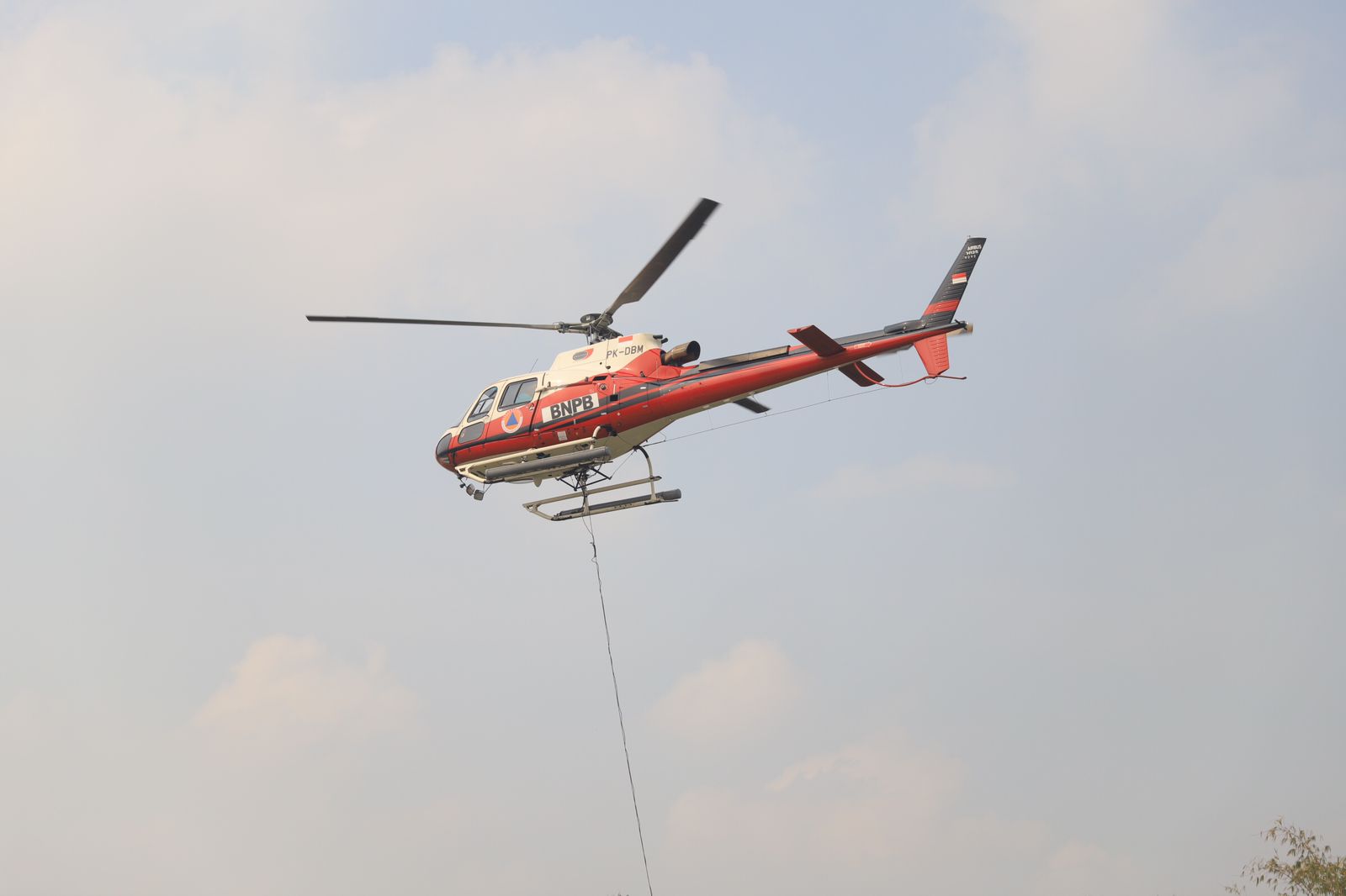 IMG-update-hari-keempat-kebakaran-tpa-rawa-kucing-pemadaman-operasi-darat-dan-udara-terus-dimaksimalkan