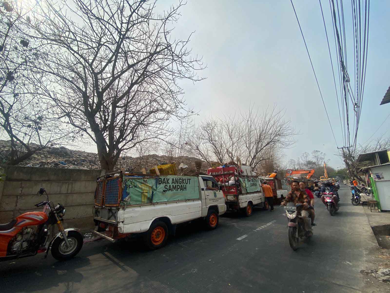 IMG-tpa-rawa-kucing-mulai-berhasil-dipadamkan-jalan-iskandar-muda-dibuka-terbatas