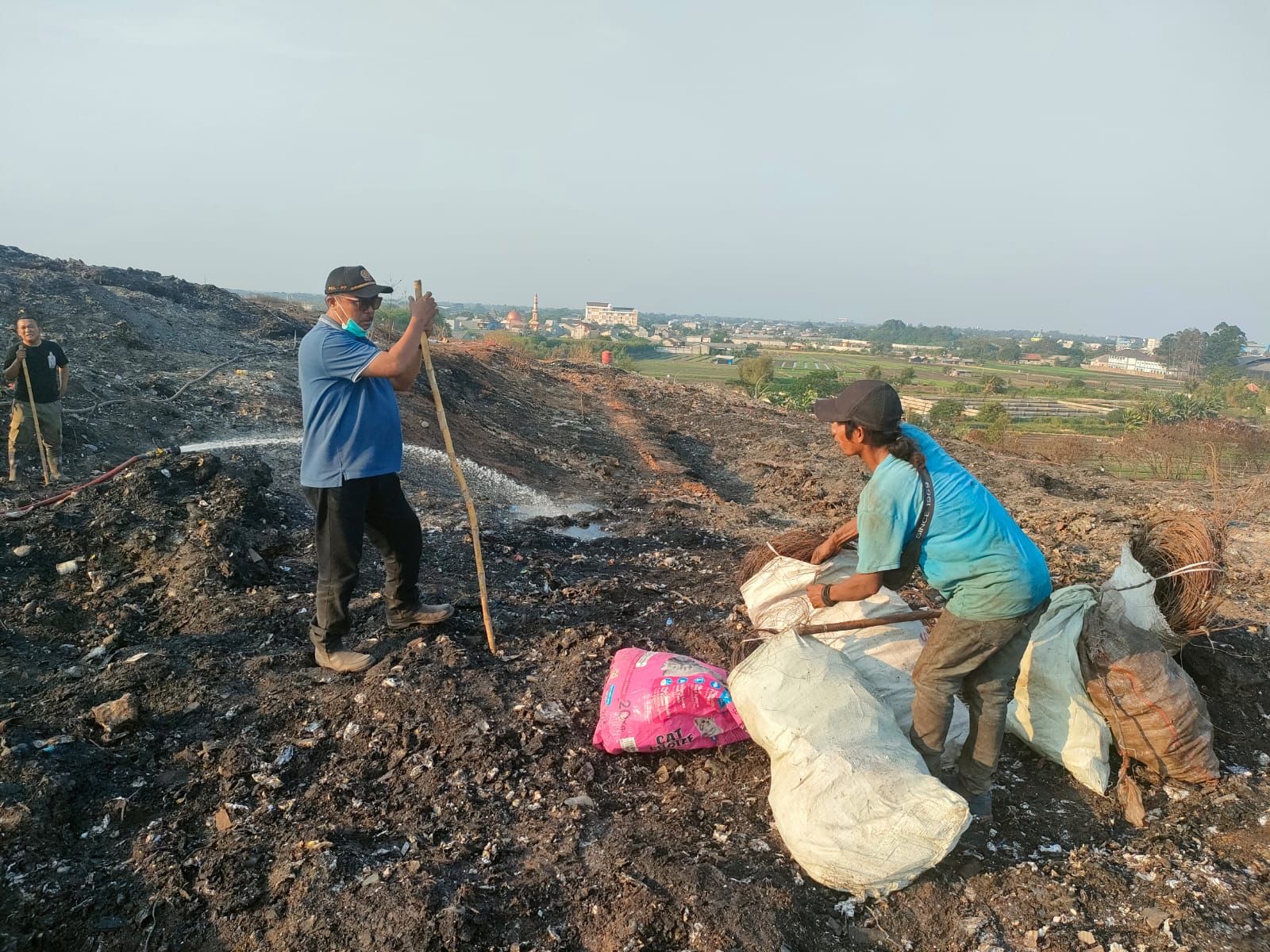 IMG-antisipasi-gangguan-pemulung-pada-aktivitas-pemadaman-satpol-pp-lakukan-sweeping-24-jam-di-tpa-rawa-kucing