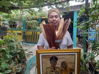 IMG-wahyu-pahroji-warga-kota-tangerang-si-pelukis-dengan-pelepah-pisang
