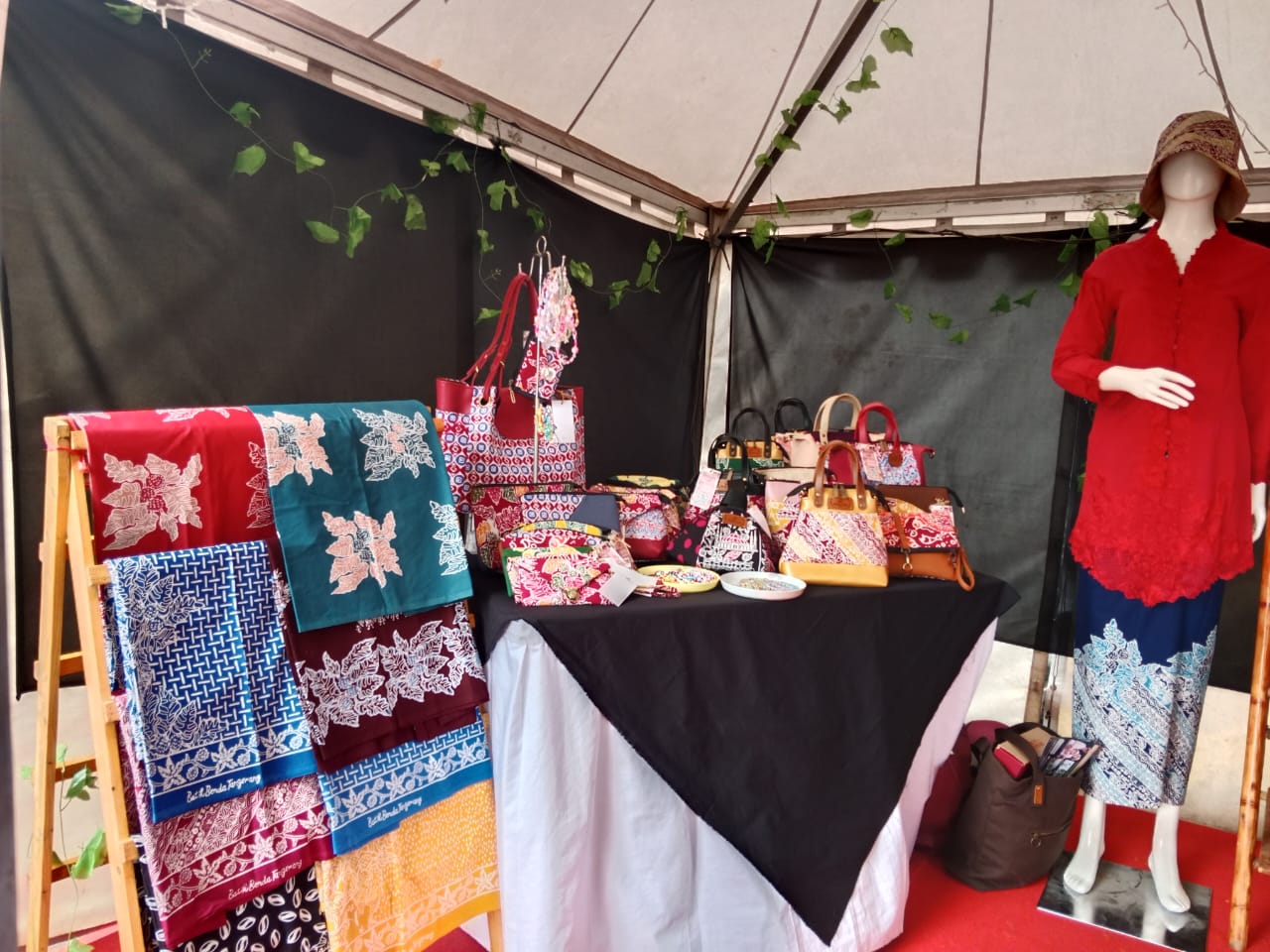 IMG-festival-cisadane-2023-pamerkan-batik-makarya-batik-asli-khas-kota-tangerang