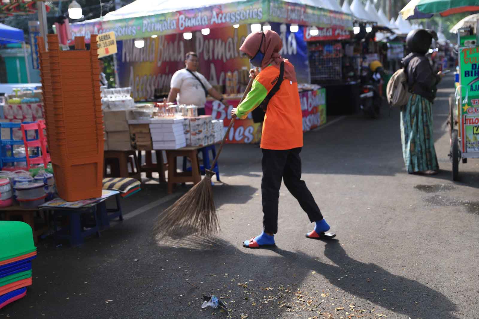 IMG-dlh-kota-tangerang-totalitas-jaga-kebersihan-selama-festival-cisadane-2023
