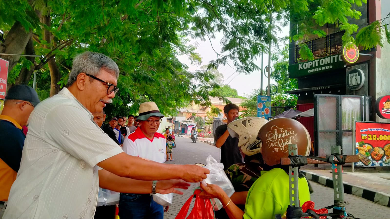 IMG-dukung-festival-cisadane-mantan-pegawai-pemkot-tangerang-bagikan-600-boks-makanan