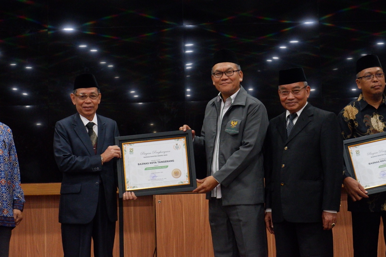 IMG-baznas-kota-tangerang-raih-dua-penghargaan-prestisius-dalam-baznas-banten-award-2023