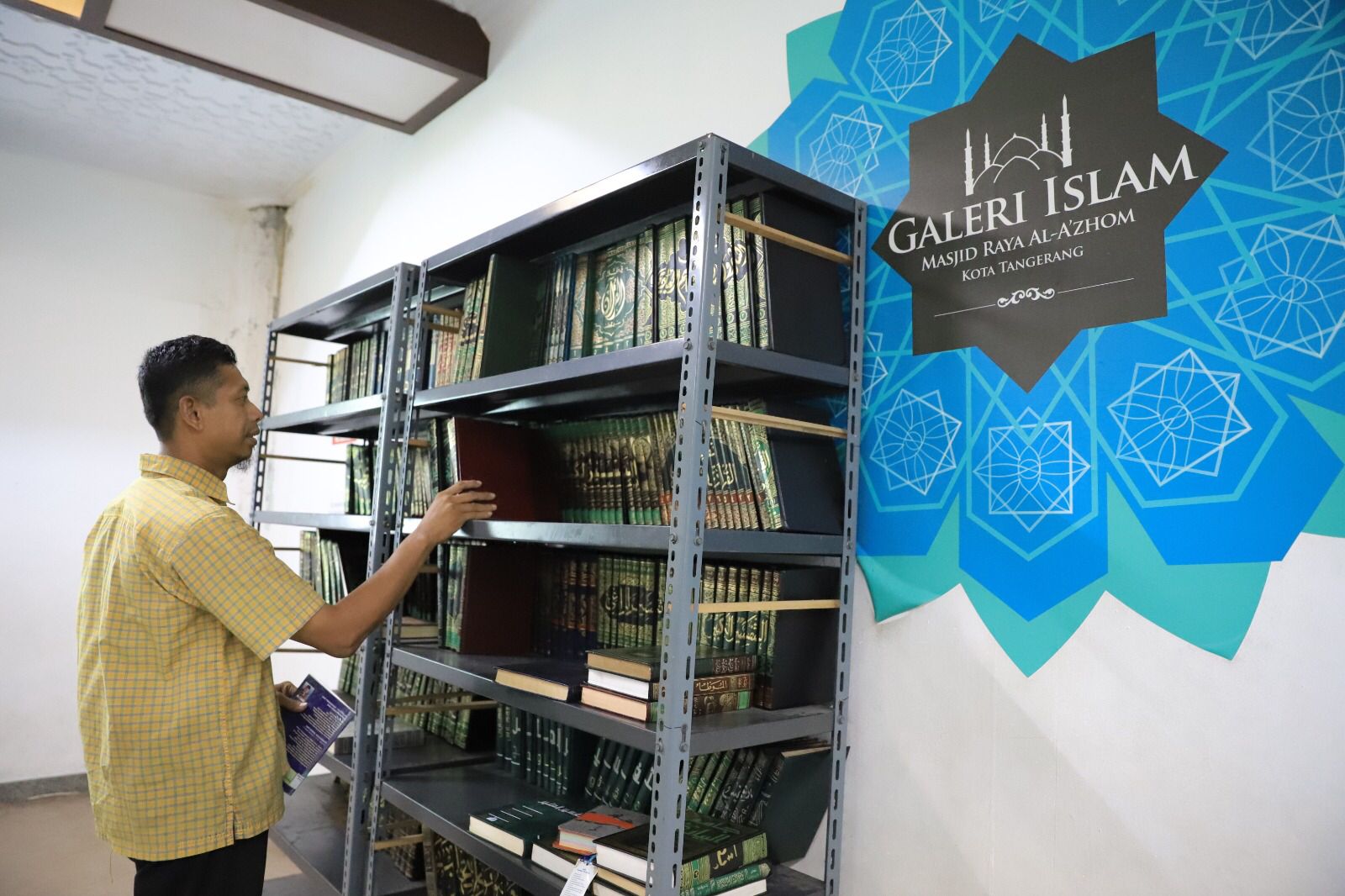 IMG-melihat-galeri-islam-di-masjid-al-a-zhom-kota-tangerang-suguhkan-berbagai-informasi-tentang-keislaman