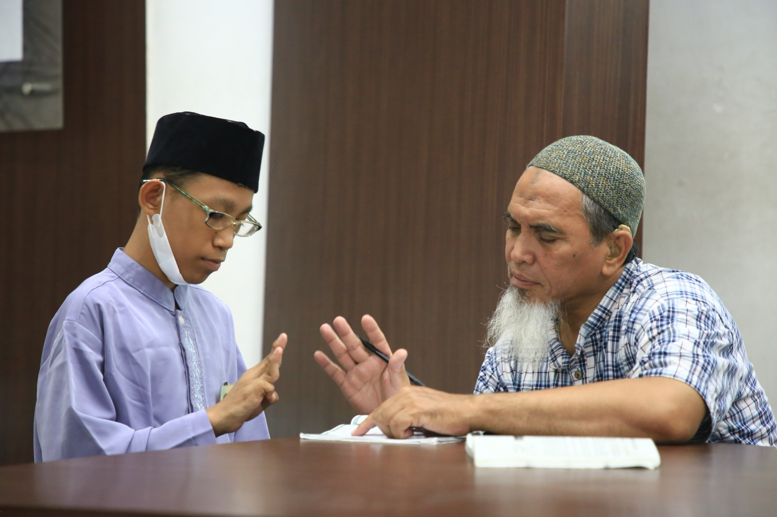 IMG-penyandang-tunarungu-bisa-belajar-quran-isyarat-gratis-di-masjid-raya-al-a-zhom