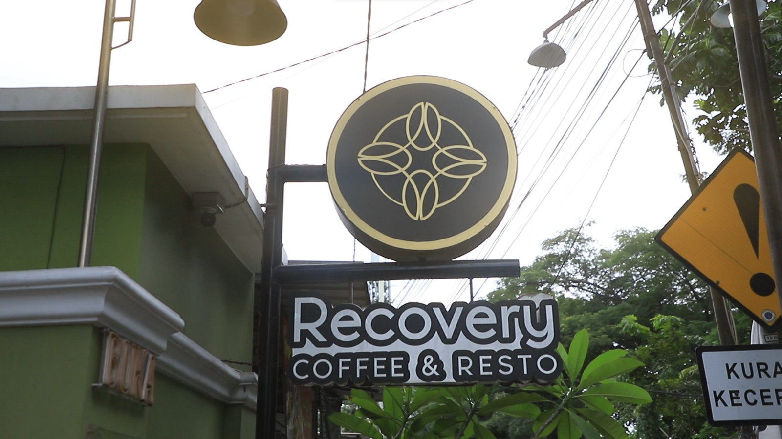 IMG-recovery-coffee-and-resto-tempat-nongkrong-dengan-konsep-garden-cafe-di-kota-tangerang