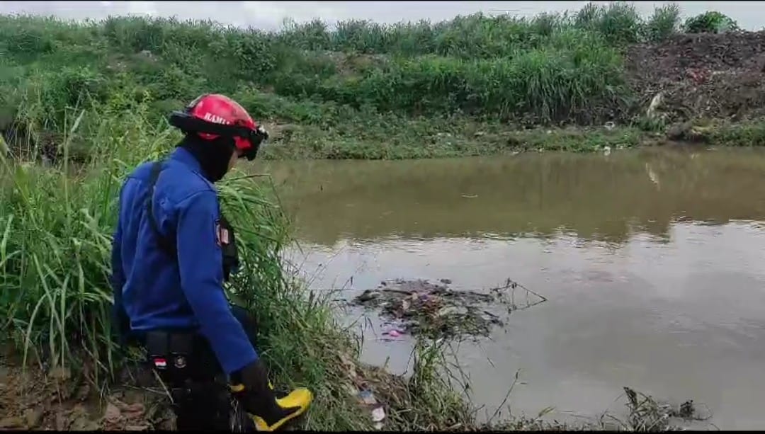 IMG-bpbd-kota-tangerang-sigap-terjunkan-petugas-telusuri-penampakan-buaya-di-kali-sabi