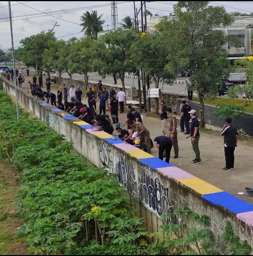 IMG-pegawai-kelurahan-karawaci-gelar-jumat-bersih-dan-senam-bersama