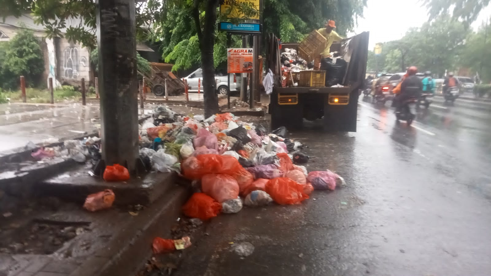 IMG-meski-hujan-petugas-kebersihan-kota-tangerang-tetap-sigap-sisir-dan-angkut-sampah