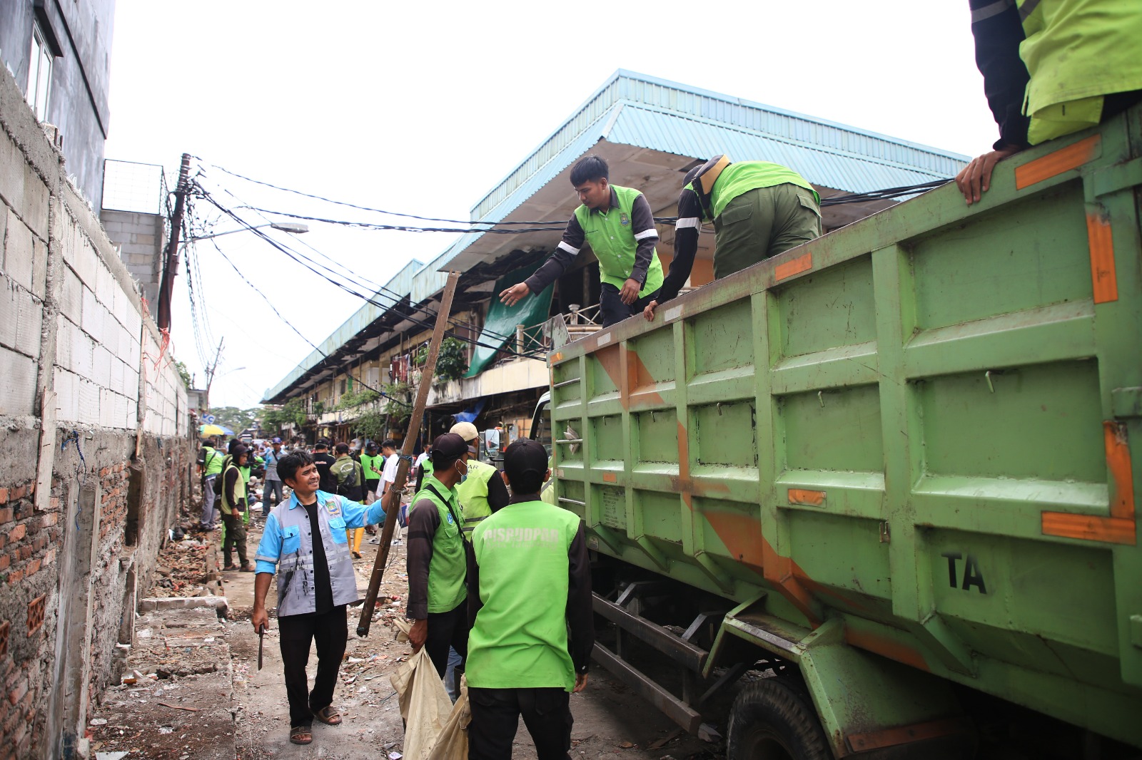 IMG-pedagang-pasar-anyar-mulai-sterilisasi-lapak-pemkot-tangerang-bantu-terjunkan-petugas-kebersihan