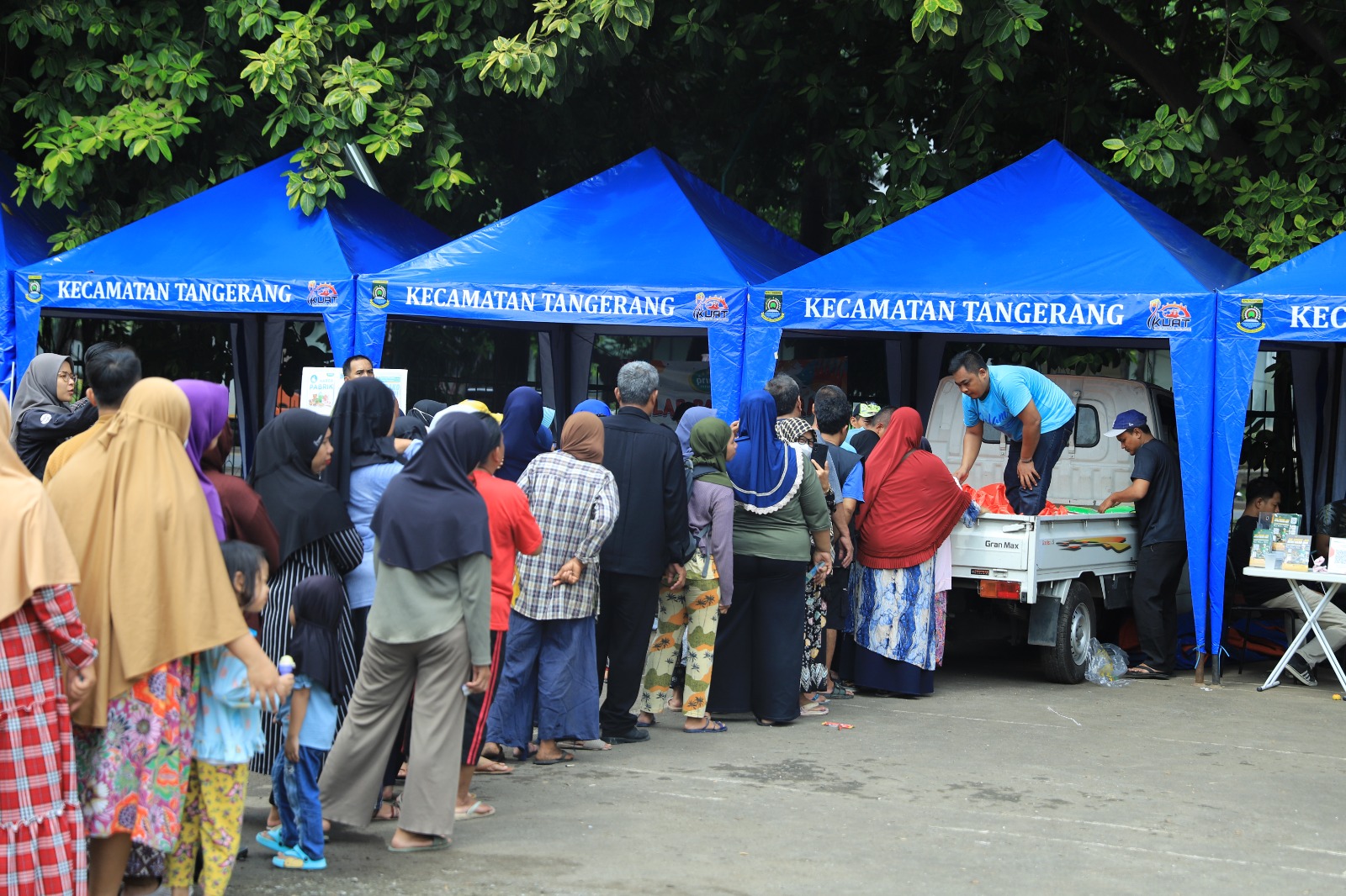 IMG-antusias-warga-kota-tangerang-borong-sembako-di-gerakan-pangan-murah-on-the-road